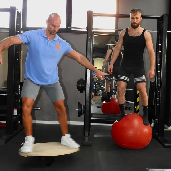 Esercizio di equilibrio su fitball e tavoletta propriocettiva